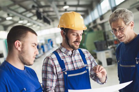 به گزارش گام اقتصادی به نقل از تسنیم, در سالهای اخیر، نبود نیروی انسانی ماهر و مهاجرت گسترده جوانان به شهرهای بزرگ، به یکی از جدیترین چالشهای توسعه متوازن در کشور تبدیل شده است. بسیاری از شهرستانها و استانهای کمبرخوردار با کاهش شدید جمعیت فعال مواجهاند، که این امر به رکود اقتصادی، تعطیلی واحدهای تولیدی کوچک و افت کیفیت زندگی در این مناطق انجامیده است.