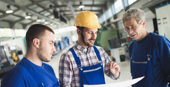 به گزارش گام اقتصادی به نقل از تسنیم, در سال‌های اخیر، نبود نیروی انسانی ماهر و مهاجرت گسترده جوانان به شهرهای بزرگ، به یکی از جدی‌ترین چالش‌های توسعه متوازن در کشور تبدیل شده است. بسیاری از شهرستان‌ها و استان‌های کم‌برخوردار با کاهش شدید جمعیت فعال مواجه‌اند، که این امر به رکود اقتصادی، تعطیلی واحدهای تولیدی کوچک و افت کیفیت زندگی در این مناطق انجامیده است.