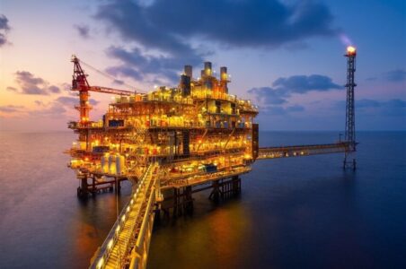 به گزارش گام اقتصادی: حسن مرادی کارشناس انرژی در گفتگو با مهر در رابطه با توسعه میادین نفت و گاز گفت: میادینی که ما داریم میادین راکد نیستند و میادین زنده هستند که مورد استخراج و اکتشاف قرار گرفتند.