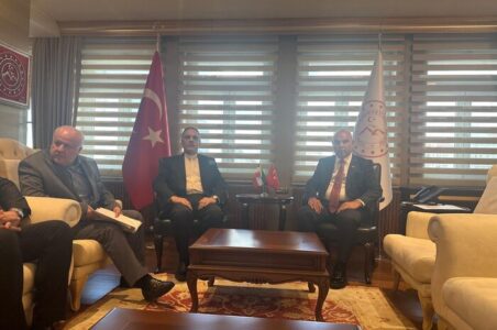 به گزارش گام اقتصادی به نقل از مهر، مدیران کل گمرکات بازرگان ایران و گوربلاغ ترکیه با یکدیگر دیدار کردند و مسائل گمرکی و راهکارهای تسهیل مراودات تجاری را بررسی کردند.