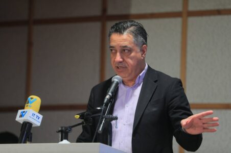 به گزارش گام اقتصادی: غلامرضا رضائیان مدیر توانمندسازی رویداد گفت: در عصری که هوش مصنوعی و دیجیتالسازی، شتابان به سوی تحول صنایع مختلف در حرکت است، مسکن و شهرسازی نیز از این قاعده مستثنی نیست. این نمایشگاه با تمرکز بر دو محور کلیدی «هوشمندسازی شهرها» و «صنعتیسازی مبتنی بر فناوریهای پیشرفته» و همچنین بحرانهای شهری خصوصا ناترازی انرژی قصد دارد تا ضمن معرفی راهکارهای نوآورانه، بستری برای همافزایی میان بازیگران اصلی این حوزه فراهم نماید.