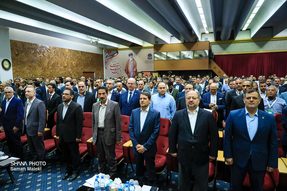 به گزارش گام اقتصادی به نقل از شانا، نوزدهمین نمایشگاه بین‌المللی ایران‌پلاست امروز (دوشنبه، ۱۷ شهریور) به‌مدت چهار روز (۲۰ شهریور) با حضور حسن عباس‌زاده مدیرعامل شرکت ملی صنایع پتروشیمی، مدیران ارشد صنعت نفت و جمعی از فعالان پتروشیمی در محل دائمی نمایشگاه‌های بین‌المللی تهران آغاز به‌کار کرد.