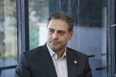 به گزارش گام اقتصادی: مهندس محمد جعفرپور با تاکید براینکه شرکت مخابرات ایران با بیش از نیم قرن سابقه فعالیت، ارائه دهنده زیرساختهای ارتباطی، اینترنت پرسرعت، فیبر نوری و خدمات دیجیتال شهری است، در خصوص چشماندازهای پیش رو در حوزه هوش مصنوعی اظهار کرد: ماموریت ما ایجاد شبکههای پایدار و هوشمند برای ارتقای کیفیت زندگی شهروندان و توسعه فناوریهای ارتباطی در کشور است. براین اساس چشم انداز ما، ایجاد شهرهای هوشمند، کارآمد و پایدار با استفاده از فناوریهای نوین و هوش مصنوعی است. بهعبارتی هدف ما ارائه خدمات شهری هوشمند، مدیریت بهینه منابع و افزایش رفاه شهروندان است.