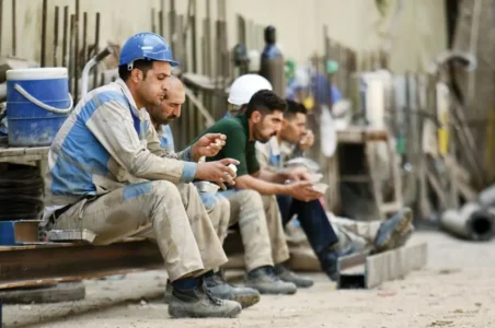 به گزارش گام اقتصادی به نقل از تسنیم، «سمیه گلپور» رئیس کانون عالی انجمن‌های صنفی کارگران درباره پیامدهای دهک‌بندی اشتباه وزارت کار اظهار داشت: کارگران از اقشار کم‌درآمد جامعه هستند که امروز برای زنده نگه‌داشتن چراغ خانه‌شان، ناچارند ساعت‌ها کار طاقت‌فرسا انجام دهند. اما متأسفانه به دلیل محاسبات نادرست دهک‌بندی، بسیاری از همین کارگران در دهک‌های بالا قرار داده شده‌اند و یارانه آنها قطع شده است. این در حالی است که یارانه و کالابرگ برای خانواده کارگری نه یک مزیت، بلکه یک نیاز حیاتی است.