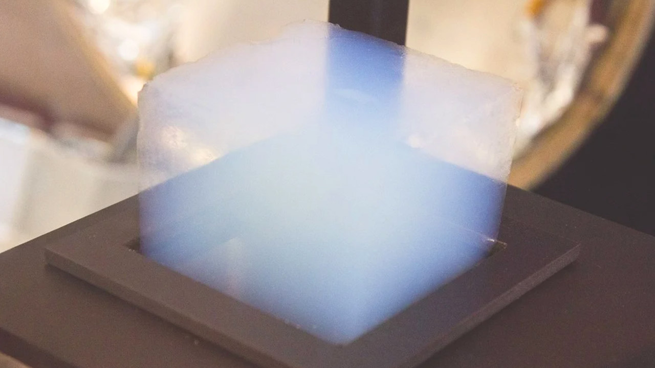 به گزارش گام اقتصادی به نقل از ایسنا، دکتر حسن برگزین، مدیرعامل این شرکت دانش‌بنیان بر اهمیت این فناوری در بهبود کیفیت تولید و کاهش وابستگی به منابع خارجی تأکید کرد و افزود: با توجه به بومی‌سازی این فناوری، تولید آئروژل در داخل کشور نه تنها به کاهش هزینه‌های واردات کمک می‌کند، بلکه می‌تواند یکی از راهکارهای اساسی برای مدیریت بحران انرژی در ایران باشد و از نظر اقتصادی تاثیرات مثبتی در صنایع مختلف ایجاد کند.