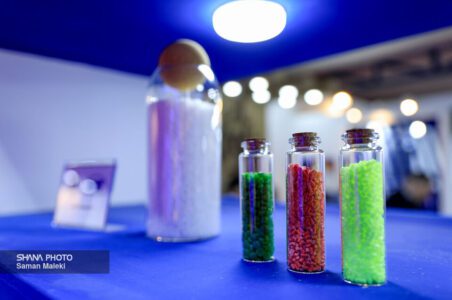 به گزارش گام اقتصادی: محسن انصاری| نمایشگاه ایران‌پلاست، به‌عنوان بزرگ‌ترین رویداد صنعت پلاستیک و پتروشیمی در خاورمیانه، سال‌هاست که بستری برای نمایش دستاوردها و تقویت ارتباطات تجاری در منطقه فراهم کرده است که با وجود پیشرفت‌های اخیر، برای تبدیل شدن به یک پلتفرم جهانی هم‌رده با نمایشگاه‌های پیشرو مانند کِی (K Show) در آلمان، اِن‌پی‌ائی (NPE) در آمریکا و چایناپلاست (Chinaplast) در چین، به تقویت کیفیت علمی و تخصصی نیاز دارد.