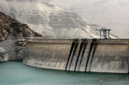 به گزارش گام اقتصادی به نقل از تسنیم، در 357 روز ابتدایی سال آبی جاری (از ابتدای مهرماه 1403 تا بیستودوم شهریورماه 1404) در مجموع 24 میلیارد و 480 میلیون مترمکعب آب وارد سدهای ایران شده که نسبت به ورودی 42 میلیارد و 60 میلیون مترمکعبی آب به سدها در مدت مشابه سال آبی گذشته، کاهشی 42درصدی داشته است.