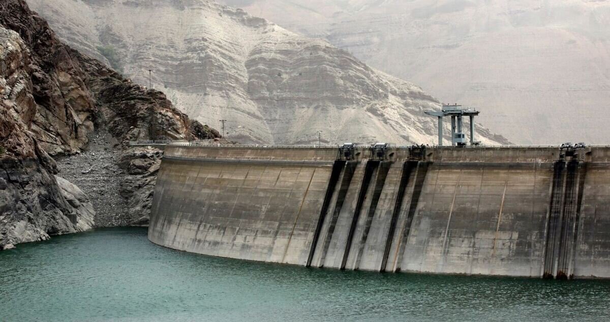 به گزارش گام اقتصادی به نقل از تسنیم، در 357 روز ابتدایی سال آبی جاری (از ابتدای مهرماه 1403 تا بیست‌ودوم شهریورماه 1404) در مجموع 24 میلیارد و 480 میلیون مترمکعب آب وارد سدهای ایران شده که نسبت به ورودی 42 میلیارد و 60 میلیون مترمکعبی آب به سدها در مدت مشابه سال آبی گذشته، کاهشی 42درصدی داشته است.