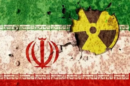 به گزارش گام اقتصادی به نقل ازمهر، مکانیسم ماشه یا «اسنپ‌بک»، سازوکاری در برجام بود که به طرف‌های توافق اجازه می‌دهد در صورت ادعای نقض تعهدات، تحریم‌های شورای امنیت را به‌طور خودکار بازگردانند. پس از خروج آمریکا از برجام در سال ۲۰۱۸ و بازگشت تحریم‌های یک‌جانبه، این سازوکار از سوی اروپایی‌ها مطرح شد، اما اثرات عملی آن به دلیل شدت و گستردگی تحریم‌های آمریکا نسبت به تحریم‌های سازمان ملل کمتر ارزیابی شده است. در سال‌های گذشته، جمهوری اسلامی ایران با اتکا به توان داخلی و ارتباط با کشورهای هم‌پیمان مانند چین و روسیه، مسیرهای جایگزین برای کاهش اثر تحریم‌ها یافته و اغلب تحلیلگران، جنبه روانی این اقدامات را بر بازار ارز و طلا مهم‌تر از جنبه عملی آن می‌دانند.