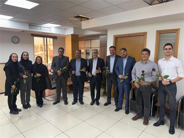 به گزارش گام اقتصادی به نقل از روابط عمومی شرکت پتروشیمی جم‌پیلن: در این آئین، مدیرعامل محترم، اعضای هیأت‌مدیره در دفتر تهران و همچنین مدیر مجتمع و سرپرست روابط‌عمومی و امور بین‌الملل در مجتمع عسلویه، با حضور در واحدهای مختلف تولیدی و ستادی، ضمن اهدای شاخه‌گل به همکاران، از تلاش‌ها و زحمات آنان قدردانی کردند.