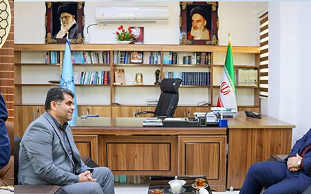 به گزارش گام اقتصادی به نقل از روابط عمومی و امور بین‌الملل پتروشیمی امیرکبیر، در ابتدای اولین روز، سرپرست جدید مجتمع با حضور در واحدهای عملیاتی و پروژه‌های توسعه‌ای، از نزدیک در جریان روند تولید، وضعیت تجهیزات و نیازهای جاری قرار گرفت. در این بازدید که با حضور مدیران و مسئولان بخش‌های مختلف برگزار شد، گزارشی از آخرین وضعیت تولید، تعمیرات، ظرفیت‌ها و چالش‌های فنی ارائه و پیشنهادهایی برای ارتقای بهره‌وری مطرح شد.