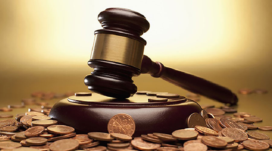 به گزارش گام اقتصادی به نقل از ایسنا، سید کریم معصومی عضو کمیسیون قضایی و حقوقی مجلس شورای اسلامی به ارائه توضیحاتی درباره طرح اصلاح موادی از قانون نحوه اجرای محکومیت‌های مالی و برخی از احکام راجع به مهریه پرداخت و گفت: در این طرح راهکارهایی ارائه شده است تا افرادی که توانایی مالی ندارند و بنا به جهاتی مدیون شدند و امروز به جهت عدم پرداخت بدهی مالی خود در زندان به سر می‌برند، بتوانند به جایی اینکه در زندان به سر ببرند، از دیگر قواعد ارفاقی حقوقی نظیر سامانه‌های الکترونیکی استفاده کنند.