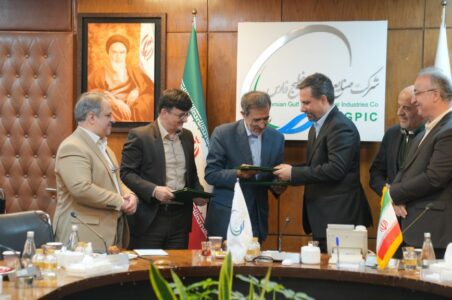 به گزارش گام اقتصادی: با امضای تفاهمنامه همکاری شرکتهای عملیات غیرصنعتی پازارگاد و ماهشهر با جهاد دانشگاهی کشور ، به زودی خدمات آموزشی و توانمندسازی شغلی و ارتقای مهارتهای فنی و حرفهای در قالب پترو کارت به کارکنان و خانوادههای کارکنان صنعت پتروشیمی ارائه خواهد شد.