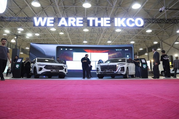 به گزارش گام اقتصادی به نقل از ایکوپرس- «سفیر R۷» یکی از خودروهای مورد توجه و پرطرفدار در بازار جهانی، در معرض دید علاقه‌مندان قرار گرفته و با استقبال گسترده بازدیدکنندگان روبه‌رو شده‌ است. این محصول تازه ایران‌خودرو، پرچم‌دار نسل جدید خودروهای این شرکت در زمینه کیفیت، ایمنی و فن‌آوری‌های نوین به‌شمار می‌رود.