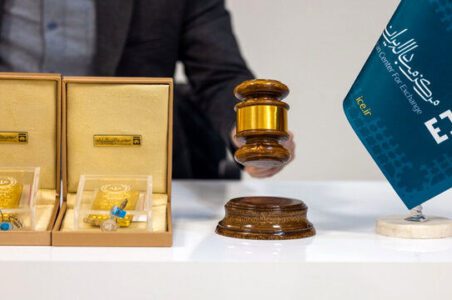 به گزارش گام اقتصادی به نقل از ایلنا، مرکز مبادله ایران طی اطلاعیهای اعلام کرد، روز یکشنبه ۱۱ آبان ماه سال جاری، یکصد و سی و دومین جلسه حراج شمش طلا برگزار خواهد شد. متقاضیان خرید شمش طلای مرکز مبادله ایران میتوانند با واریز مبلغ ۱۰ میلیارد ریال (یک میلیارد تومان) به عنوان وجه الضمان به ازای هر قطعه شمش طلا تا ساعت ۲۴ روز شنبه دهم آبان، در یکصد و سیودومین حراج این مرکز شرکت کنند. زمان جلسه حراج از ساعت ۱۴ الی ۱۷ است.