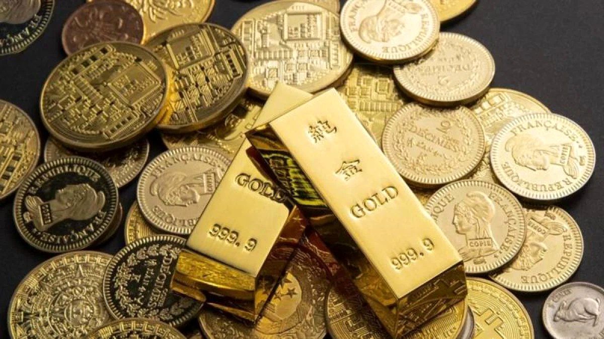 به گزارش گام اقتصادی به نقل از ایرنا، اتحادیه طلای تهران روز یکشنبه نرخ هر اونس طلا را ۴ هزار و ۱۱۳ دلار اعلام کرد که به دنبال آن مظنه طلای تهران ۴۶ میلیون و ۷۹۰ هزار تومان، طلای ۱۸ عیار ۱۰ میلیون و ۸۰۱ هزار و ۶۰۰ تومان و طلای ۱۸ عیار ۱۴ میلیون و ۴۰۰ هزار تومان نرخ گذاری شد و به این ترتیب هر گرم طلای ۱۸ عیار ۱۱۶ هزار و ۳۵۷ تومان نسبت به روز گذشته افزایش داشت.