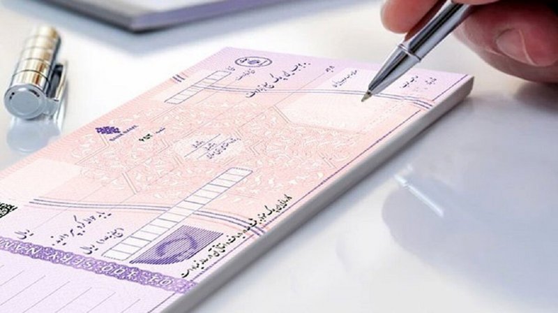 به گزارش گام اقتصادی به نقل از بانک مرکزی، داود نوروزی‌گرمی با اشاره به تمهیدات بانک مرکزی در زمینه امکان اجرای آزمایشی فرآیند اخذ گزارش اعتباری متقاضی دسته چک و ثبت چک جدید، تصریح کرد: با استناد به مواد ۶ و ۲۱ مکرر قانون صدور چک مبنی بر ارائه گزارش اعتباری متقاضی دریافت دسته چک برای بانک‌ها و همچنین گزارش وضعیت اعتباری صادرکننده برای آگاهی ذی‌نفع چک، موضوع از سال گذشته در دستور کار حوزه تنظیم‌گری و نظارت بانک مرکزی قرار گرفته و در این زمینه ضمن تدوین «شیوه‌نامه مربوط به تعیین سقف اعتبار مجاز صدور چک» براساس مدل(الگو)های مربوطه و اخذ مصوبه از هیات عالی محترم بانک مرکزی، در حال حاضر امکان اجرای آزمایشی فرآیند اخذ گزارش اعتباری متقاضی دسته چک و ثبت چک جدید فراهم شده است.