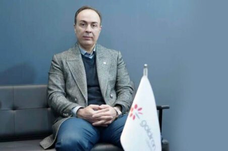 به گزارش گام اقتصادی: امیر مقاریان با تأکید بر اینکه هوشمندسازی در صنعت لجستیک نقش حیاتی دارد، افزود: «با استفاده از فناوریهایی مانند سیستمهای مدیریت هوشمند ناوگان، ردیابی لحظهای محمولهها و تحلیل دادههای عملیاتی، میتوان بهرهوری را افزایش داد، خدمات را بهینهسازی کرد و سرعت و دقت در زنجیره تأمین را به سطحی بالاتر رساند.»