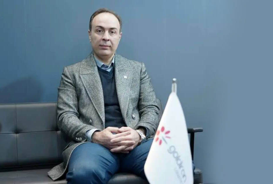 به گزارش گام اقتصادی: امیر مقاریان با تأکید بر اینکه هوشمندسازی در صنعت لجستیک نقش حیاتی دارد، افزود: «با استفاده از فناوری‌هایی مانند سیستم‌های مدیریت هوشمند ناوگان، ردیابی لحظه‌ای محموله‌ها و تحلیل داده‌های عملیاتی، می‌توان بهره‌وری را افزایش داد، خدمات را بهینه‌سازی کرد و سرعت و دقت در زنجیره تأمین را به سطحی بالاتر رساند.»