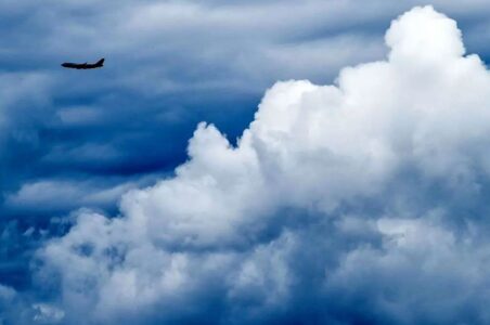 به گزارش گام اقتصادی به نقل از ایسنا، محمدمهدی جوادیانزاده با بیان اینکه بارورسازی پیوسته ابرها نیازمند به بررسی چندین جنبه از این تکنولوژی است، اظهار کرد: باروری ابرها روشی برای تأثیرگذاری روی ابرهای طبیعی است و در این روش آب بیشتری از ابر به شکل باران یا برف گرفته میشود. بارورسازی ابرها در روش کلاسیک با افزودن مواد (یدید نقره) به یک ابر، برای زمانهایی به کار میرود که سامانه ابری بارشزایی در منطقه مورد نظر حضور داشته و دارای معیارهای مورد نیاز اجرای عملیات باشد؛ لذا هر ابری مناسب اجرای عملیات بارورسازی نیست. شرایط و معیارهای مورد نیاز اجرای عملیات باروری ابرها شامل شرایط دمای مناسب، ضخامت ابر، میزان محتوای آبی ابر و غیره است که میتواند در بارورپذیری یک سامانه ابری تاثیرگذار باشد.