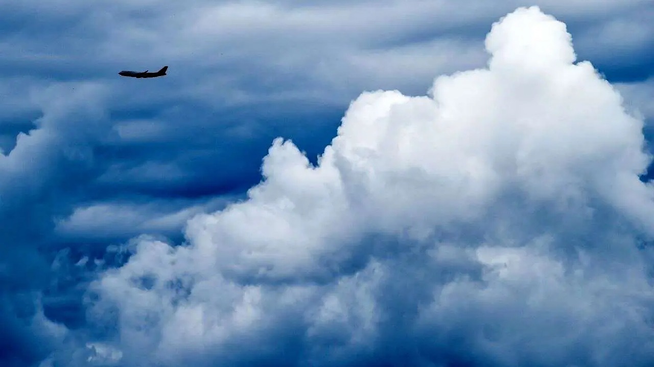 به گزارش گام اقتصادی به نقل از ایسنا، محمدمهدی جوادیان‌زاده با بیان اینکه بارورسازی پیوسته ابرها نیازمند به بررسی چندین جنبه از این تکنولوژی است، اظهار کرد: باروری ابرها روشی برای تأثیرگذاری روی ابرهای طبیعی است و در این روش آب بیشتری از ابر به شکل باران یا برف گرفته می‌شود. بارورسازی ابرها در روش کلاسیک با افزودن مواد (یدید نقره)‌ به یک ابر، برای زمان‌هایی به کار می‌رود که سامانه ابری بارش‌زایی در منطقه مورد نظر حضور داشته و دارای معیارهای مورد نیاز اجرای عملیات باشد؛ لذا هر ابری مناسب اجرای عملیات بارورسازی نیست. شرایط و معیارهای مورد نیاز اجرای عملیات باروری ابرها شامل شرایط دمای مناسب، ضخامت ابر، میزان محتوای آبی ابر و غیره است که می‌تواند در بارورپذیری یک سامانه ابری تاثیرگذار باشد.