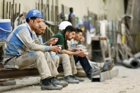 به گزارش گام اقتصادی، ناصر چمنی، فعال کارگری با اشاره به وضعیت نابسامان معیشت کارگران، از فشار روزافزون هزینههای زندگی و اجاره مسکن بر طبقه کارگر ابراز نگرانی کرد و گفت: امروز کارگران نهتنها از پس تأمین مایحتاج روزانه خود برنمیآیند، بلکه زیر بار سنگین اجارهبهای مسکن، عملاً از زندگی متعادل فاصله گرفتهاند.