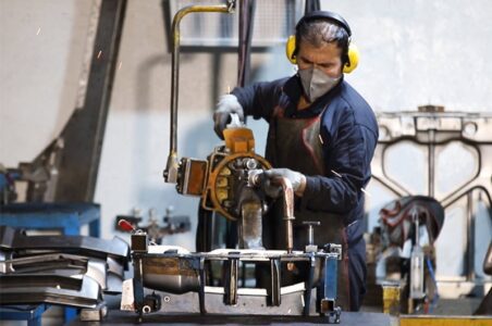 به گزارش گام اقتصادی به نقل از تسنیم، مرکز پژوهش‌های مجلس شورای اسلامی در گزارش «پایش بخش حقیقی اقتصاد ایران در شهریور 1404» اعلام کرد که شاخص تولید و فروش شرکت‌های بورسی به ترتیب 10.8 و 16.1 درصد نسبت به مدت مشابه سال قبل رشد داشته است.