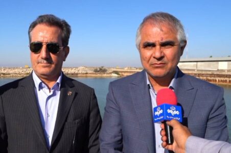 به گزارش گام اقتصادی: عبدالجلال ایری ضمن تقدیر و‌ تشکر از سعید رسولی؛ معاون وزیر راه و شهرسازی و مدیرعامل سازمان بنادر و دریانوردی و اعضای هیات عامل این سازمان بابت سفر به استان گلستان و بازدید از ظرفیت ها، زیرساختها و‌ پروژه های بنادر استان ، گفت: به طور حتم حضور مدیرعامل سازمان بنادر دریانوردی در راستای توسعه دریامحور در استان گلستان بسیار کمک کننده است تا بتوانیم به خوبی از ظرفیت‌های وزارت راه و شهرسازی و سازمان بنادر و دریانوردی در راستای توسعه استان‌های ساحلی استفاده کنیم و شاهد ایجاد بسترهای اشتغال‌آفرینی، تبادل مطلوب کالا و توسعه تجارت استان باشیم و حضور ایشان را به فال نیک می‌گیریم .