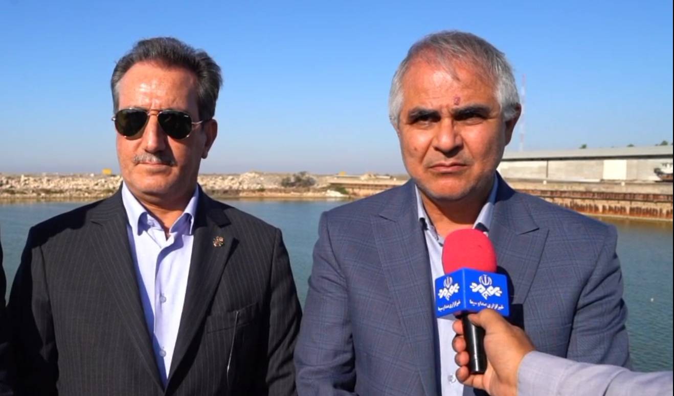 به گزارش گام اقتصادی: عبدالجلال ایری ضمن تقدیر و‌ تشکر از سعید رسولی؛ معاون وزیر راه و شهرسازی و مدیرعامل سازمان بنادر و دریانوردی و اعضای هیات عامل این سازمان بابت سفر به استان گلستان و بازدید از ظرفیت ها، زیرساختها و‌ پروژه های بنادر استان ، گفت: به طور حتم حضور مدیرعامل سازمان بنادر دریانوردی در راستای توسعه دریامحور در استان گلستان بسیار کمک کننده است تا بتوانیم به خوبی از ظرفیت‌های وزارت راه و شهرسازی و سازمان بنادر و دریانوردی در راستای توسعه استان‌های ساحلی استفاده کنیم و شاهد ایجاد بسترهای اشتغال‌آفرینی، تبادل مطلوب کالا و توسعه تجارت استان باشیم و حضور ایشان را به فال نیک می‌گیریم .