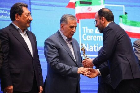 به گزارش گام اقتصادی به نقل از ایکوپرس- در این مراسم، تعدادی از صادرکنندگان برتر در سخنانی به چالشهای حوزه صادرات اشاره کردند و سپس وزیر صمت، روسای کمیسیون صنایع و معادن، سازمان توسعه تجارت و اتاق بازرگانی ایران سخنرانی کردند.