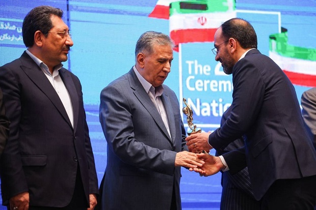 به گزارش گام اقتصادی به نقل از ایکوپرس- در این مراسم، تعدادی از صادرکنندگان برتر در سخنانی به چالش‌های حوزه صادرات اشاره کردند و سپس وزیر صمت، روسای کمیسیون صنایع و معادن، سازمان توسعه تجارت و اتاق بازرگانی ایران سخنرانی کردند.