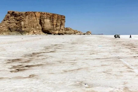 به گزارش گام اقتصادی به نقل از ایلنا، علی حاجیمرادی در ارزیابی وضعیت دریاچه ارومیه و امکان احیای آن اظهار داشت: مطالعات انجام شده در خصوص آب داخل دریاچه حاکی از آن است که میانگین عمر آبی که هر ساله در این دریاچه شاهد هستیم بیشتر از ۲.۵ سال نیست یعنی فقط کافی است ۲.۵ سال آب به دریاچه ارومیه نرسد تمام آبی که از گذشته هم در این دریاچه وجود داشت، از دسترس خارج میشود.