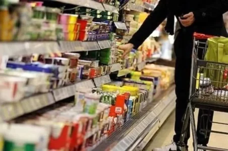 به گزارش گام اقتصادی به نقل از تسنیم، صدیف بدری، عضو هیأت رئیسه مجلس شورای اسلامی با اشاره به ضرورت اجرای کالابرگ الکترونیکی با نرخ ثابت کالاها، گفت: روش فعلی دولت در پرداخت رقم ثابت ماهانه به دهکهای پایین هیچ دردی را دوا نمیکند؛ زیرا قیمت کالاهای اساسی و ضروری هر هفته افزایش پیدا میکند و این رقم ثابت عملاً کارایی ندارد.