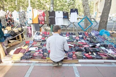 به گزارش گام اقتصادی به نقل از تسنیم، در شرایطی که شکاف میان حداقل دستمزد و هزینه‌های واقعی زندگی روز به روز عمیق‌تر می‌شود، پدیده دست‌فروشی و مشاغل غیررسمی به شکلی گسترده در سراسر کشور گسترش یافته است. نبود فرصت‌های شغلی پایدار، تورم افسارگسیخته و سیاست‌های حمایتی ناکارآمد، میلیون‌ها نفر را به سمت فعالیت‌های کاذب و بدون امنیت شغلی سوق داده است؛ روندی که پیامدهای اقتصادی و اجتماعی آن قابل چشم‌پوشی نیست.