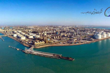 به گزارش گام اقتصادی به نقل از پتروچی، در نیمه نخست سال ۱۴۰۴، پتروشیمی بندر امام با اتکا به برنامهریزی و سرمایهگذاری هدفمند، بیش از دو میلیون تن خوراک دریافت کرد و با رشد ۱۲ درصدی نسبت به مدت مشابه سال قبل، بالاترین میزان خوراک دریافتی در هشت سال اخیر را به ثبت رساند. خوراک NGL مجتمع نیز از مرز یک میلیون و ۳۵۰ هزار تن عبور کرد و در برخی روزهای امسال به رکورد کمسابقه ۱۲۰ هزار بشکه در روز رسید.