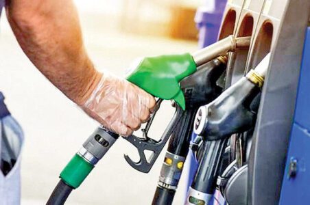 به گزارش گام اقتصادی به نقل از ایرنا، حمید یاری روز یکشنبه در نشست هماندیشی در حوزه بازار هیدروکربوری بورس انرژی اظهار داشت: واقعیت این است که در بحث انرژی به نوعی در کشور ما از حالت اقتصادی وارد فضای سیاسی- اجتماعی- امنیتی شده و مشکلاتی ایجاد کرده که هیچ کس نمیتواند راهحل خاصی برای آن طراحی کند.