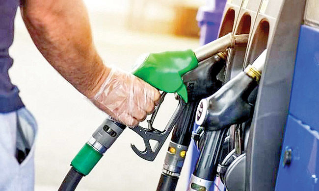 به گزارش گام اقتصادی به نقل از ایرنا، حمید یاری روز یکشنبه در نشست هم‌اندیشی در حوزه بازار هیدروکربوری بورس انرژی اظهار داشت: واقعیت این است که در بحث انرژی به نوعی در کشور ما از حالت اقتصادی وارد فضای سیاسی- اجتماعی- امنیتی شده و مشکلاتی ایجاد کرده که هیچ کس نمی‌تواند راه‌حل خاصی برای آن طراحی کند.