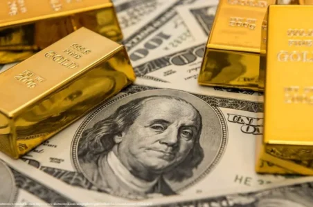 به گزارش گام اقتصادی به نقل از ایرنا، محمد کشتی آرای درباره دلایل افزایش قیمت جهانی طلا و عبور آن از مرز ۴ هزار دلار در هر اونس افزود: تقریباً می‌توان گفت جهان در آستانه تغییرات گسترده‌ای قرار گرفته است؛ تغییراتی که در تمام حوزه‌های سیاسی و اقتصادی دنیا خود را نشان می‌دهند. از یک‌سو، بحث خاورمیانه مطرح است، از سوی دیگر اروپا و آسیای میانه و همچنین مسائل سیاسی مربوط به آمریکا و چین؛ این‌ موارد عواملی هستند که می‌توانند تأثیر قابل‌توجهی بر اقتصاد جهانی داشته باشند.