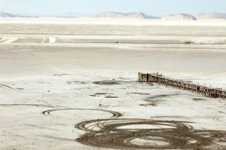 به گزارش گام اقتصادی به نقل از تسنیم، عیسی بزرگزاده، صخنگوی صنعت آب اظهار داشت: برای نجات دریاچه ارومیه باید 40 درصد از مصارف کشاورزی کم شود؛ اینکه بهاشتباه از روی صحبتهای اخیر من برداشت شده که منظور از احیای دریاچه ارومیه با 500 میلیون متر مکعب است، ممکن است از برداشت غلط باشد.