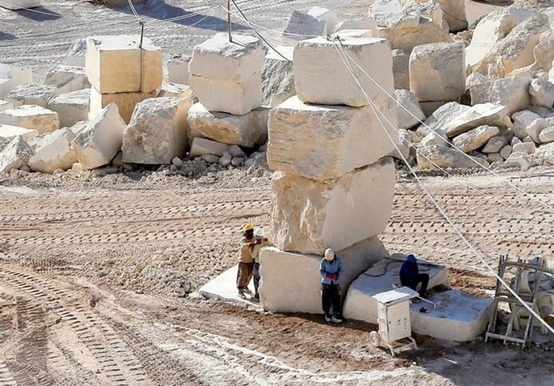 به گزارش گام اقتصادی به نقل از تسنیم، محمدرضا بهرامن، رییس خانه معدن ایران در بازدید از نمایشگاه بین‌المللی سنگ محلات گفت: زمان استفاده از واژه گمراه‌کننده «سنگ خام» با توجه به سهم ناچیز کشور ما در صادرات سنگ‌های تزیینی، علی‌رغم تنوع بسیار بالای سنگ‌های نرم در ذخایر این ماده معدنی در سرزمین ایران بزرگ به پایان رسیده است.