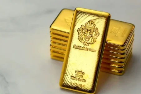 به گزارش گام اقتصادی به نقل از ایسنا، بهای هر اونس طلا برای تحویل فوری پس از ثبت رکورد ۴۰۵۹ دلار و پنج سنت در معاملات روز گذشته، در معاملات روز جاری ۰.۴ درصد کاهش یافت و به ۴۰۲۱ دلار ۹۹ سنت رسید. بهای معاملات آتی طلا در بازار آمریکا برای تحویل در ماه دسامبر با ۰.۷ درصد کاهش به ۴۰۴۲ دلار و ۶۰ سنت رسید.