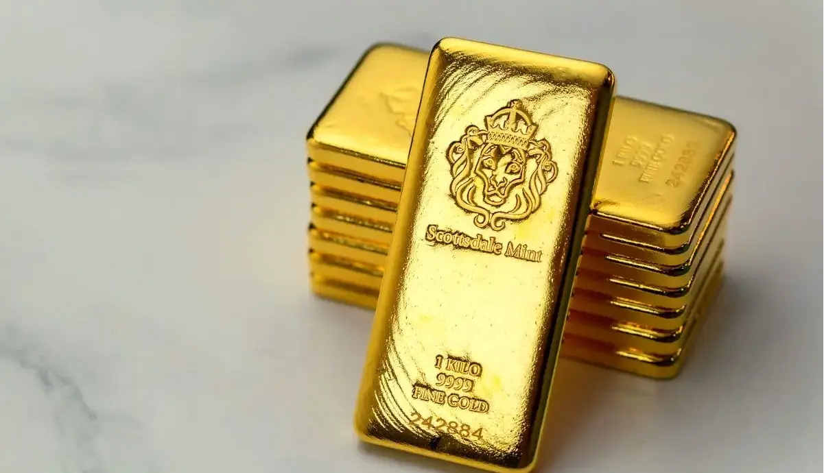 به گزارش گام اقتصادی به نقل از ایسنا، بهای هر اونس طلا برای تحویل فوری پس از ثبت رکورد ۴۰۵۹ دلار و پنج سنت در معاملات روز گذشته، در معاملات روز جاری ۰.۴ درصد کاهش یافت و به ۴۰۲۱ دلار ۹۹ سنت رسید. بهای معاملات آتی طلا در بازار آمریکا برای تحویل در ماه دسامبر با ۰.۷ درصد کاهش به ۴۰۴۲ دلار و ۶۰ سنت رسید.