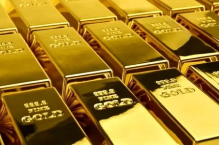 به گزارش گام اقتصادی به نقل ازایسنا، نخستین شمش طلای واردشده توسط سرمایه‌گذاران خارجی در بستر مرکز مبادله ارز و طلای ایران عرضه شد؛ رویدادی که کارشناسان از آن به‌عنوان نشانه‌ای از فعال شدن جریان سرمایه‌گذاری خارجی در حوزه فلزات گران‌بها و تغییر رویکرد سیاست‌گذار ارزی در استفاده از ظرفیت‌های جدید تأمین طلا یاد می‌کنند. طبق اعلام مرکز مبادله، به‌زودی حدود ۷۰۰ کیلوگرم شمش طلای دیگر نیز توسط سرمایه‌گذاران خارجی جدید وارد کشور و در این مرکز به فروش خواهد رسید.