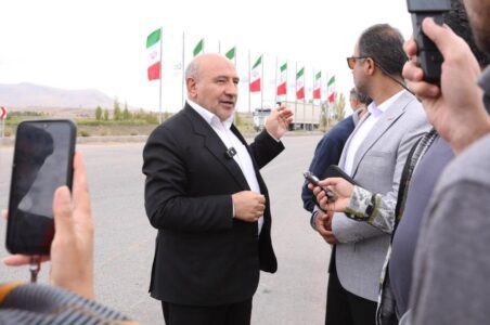 به گزارش گام اقتصادی، در جریان سفر جمعی از مدیران رسانه‌های کشور به منطقه آزاد ماکو، مدیرعامل منطقه آزاد ماکو حین بازدید از پروژه‌های در دست اجرای منطقه آزاد ماکو در گفت‌وگو با مدیران رسانه، چشم‌انداز توسعه بزرگترین منطقه آزاد ایران را تشریح کرد.