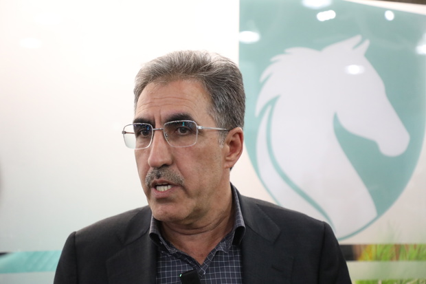 به گزارش گام اقتصادی به نقل از ایکوپرس- رضا علیزاده، در حاشیه نمایشگاه خودرو تبریز، با اشاره به تجربه واگذاری مدیریت ایران‌خودرو به بخش خصوصی اظهار کرد: قانون اساسی به صراحت تکلیف کرده که بنگاه‌های تولیدی باید به بخش خصوصی واگذار شوند. دولت نباید تولیدکننده، تاجر یا بنگاه‌دار باشد، بلکه باید تمرکز خود را بر سیاست‌گذاری، ریل‌گذاری و حمایت از تولیدکنندگان بگذارد. هر جا دولت وارد عرصه تولید شده، نتیجه مطلوبی حاصل نشده است.