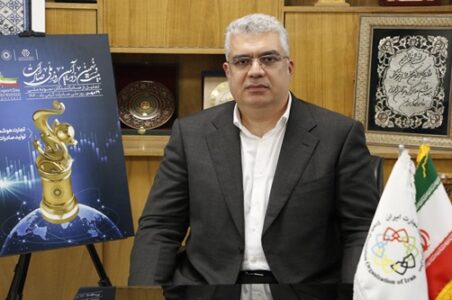 به گزارش گام اقتصادی: محمدعلی دهقان دهنوی در گفت‌وگو با خبرنگار سازمان توسعه تجارت ایران، اعطای مشوق‌های صادراتی را یکی از برنامه‌های مهم سازمان توسعه‌ تجارت ایران برای تقویت صادرات غیرنفتی اعلام کرد و افزود: در سال‌های گذشته، بودجه‌ قابل توجهی در حوزه مشوق‌های صادراتی اختصاص داده می‌شد و دامنه آن گسترده‌ بود، اما از ابتدای دهه ۹۰ به این طرف به دلیل کسری بودجه، حمایت‌ها در این بخش تقلیل پیدا کرد؛ با این حال، تلاش کردیم همین بودجه محدود را به شکل هدفمند برای توسعه صادرات تخصیص دهیم.