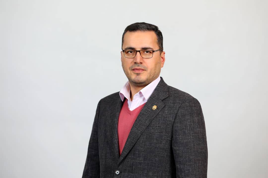 به گزارش گام اقتصادی: جعفر بلوک آذری با تاکید براینکه همراه اول، به عنوان بزرگترین اپراتور مخابراتی ایران نقش کلیدی در اکوسیستم دیجیتال کشور ایفا می‌کند و فراتر از خدمات پایه مثل voice و پیامک و بسته‌های داده، بر توسعه راهکارهای هوشمند مبتنی بر AI تمرکز دارد، تصریح کرد: تاکنون در حوزه‌های مختلف شهر هوشمند نظیر هوشمندسازی مصرف انرژی، داشبوردهاي داده محور، خانه و ساختمان هوشمند، آبیاری هوشمند، مدیریت هوشمند تردد، حتی حوزه‌های نوین ارائه خدمات دیجیتال مانند سلامت، کشاورزي و گردشگری ورود کرده‌ایم. در این راستا همواره یکی از نقاط اتکای ما در همراه اول بهره‌گیری از ظرفیت‌های اپراتوری و اعمال الگوریتم‌های هوش مصنوعی به منظور بهینه‌سازی فرآیندها و کاهش هزینه‌ها و رفع ناترازی‌ها بوده است.