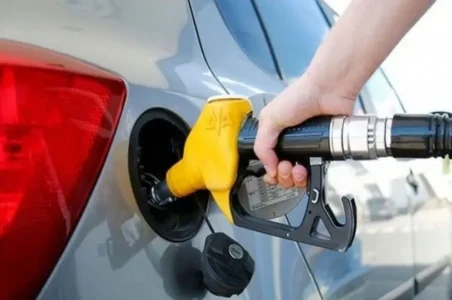 به گزارش گام اقتصادی به نقل از تسنیم، بر اساس مصوبه هیئت وزیران، در سال جاری مجموع مصرف بنزین به‌میزان 43 میلیارد و 420 میلیون لیتر پیش بینی و هدف‌گذاری شده، در واقع طبق این مصوبه، متوسط روزانه مصرف بنزین در سال جاری باید به کمتر از 119 میلیون مترمکعب برسد.