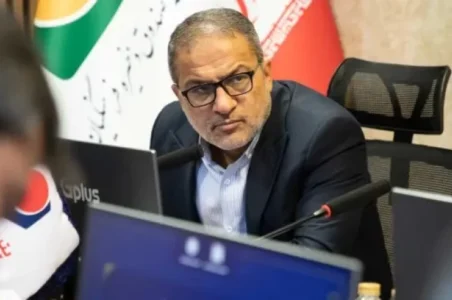 به گزارش گام اقتصادی: مدیرعامل هلدینگ پتروفرهنگ در این جلسه گفت: با حمایتهای بی دریغ مدیرعامل صندوق ذخیره فرهنگیان و سیاست گذاری منطبق بر واقعیت ایشان، خوشبختانه برای دومین سال پیاپی این هلدینگ سود ده شد. این دستاورد در شرایطی به دست آمد که دو پتروشیمی سبلان 1 و کیمیای پارس خاورمیانه حدود 4 ماه باتوجه به ناترازیهای موجود در کشور با قطعی گاز و در نتیجه توقف تولید مواجه بودند. همچنین روند توقف تولید در ایام جنگ تحمیلی 12 روزه نیز حاکم بود اما با تمام این تفاسیر با زحمات مدیران و کارگران شریف شرکتهای تولیدی، انحراف خاصی در برنامهها ایجاد نشد و خوشبختانه روند سوددهی پتروفرهنگ به دومین سال پیاپی رسید.