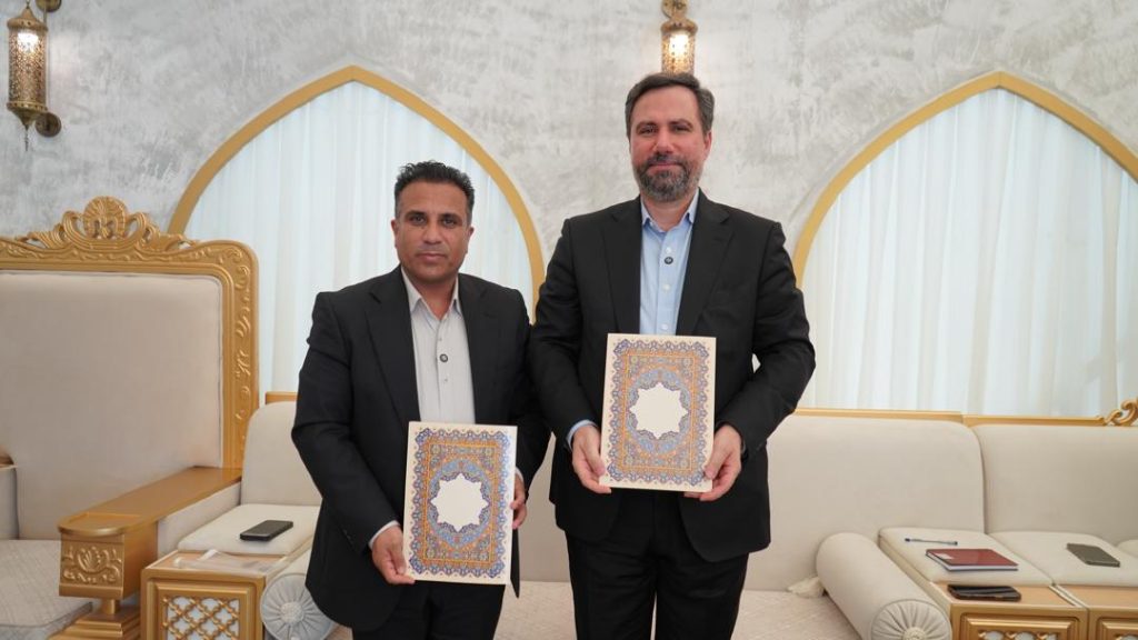 به گزارش گام اقتصادی: در حاشیه دیدار مدیرکل میراث فرهنگی،گردشگری و صنایع دستی و جمعی از راهنمایان گردشگری استان بوشهر از دهکده گردشگری پازارلند، تفاهم نامه همکاری شرکت عملیات غیرصنعتی پازارگاد و اداره کل میراث فرهنگی ، گردشگری و صنایع دستی استان بوشهر با هدف توسعه گردشگری در این استان امضا شد.